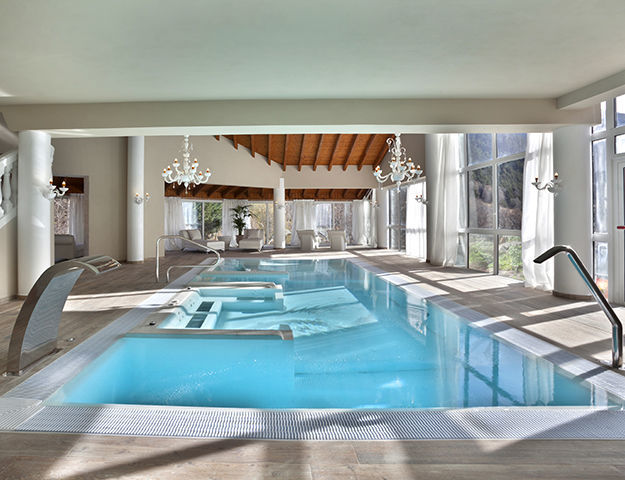 Relaxation en piscine - Hôtel & Spa Bringué
