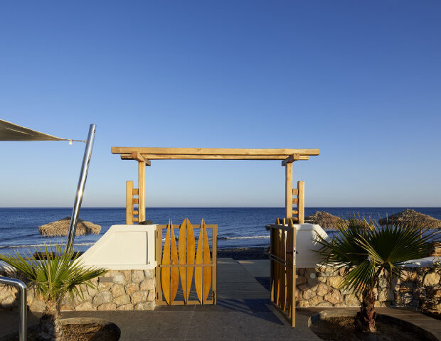 Sea Breeze Santorini Beach Resort, Curio Collection by Hilton - Acces a la plage