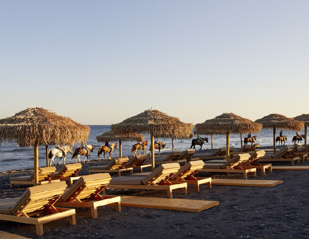 Sea Breeze Santorini Beach Resort, Curio Collection by Hilton - Plage privee