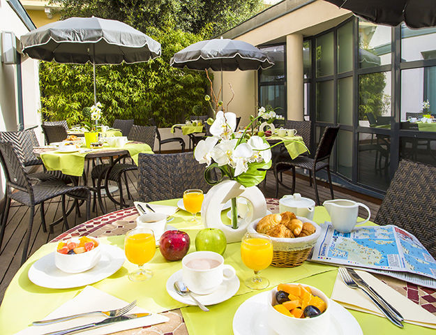 Best Western Cannes Riviera & Spa - Petit dejeuner en terrasse
