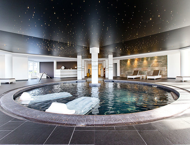 Relaxation en piscine - Miramar La Cigale Hôtel Thalasso & Spa