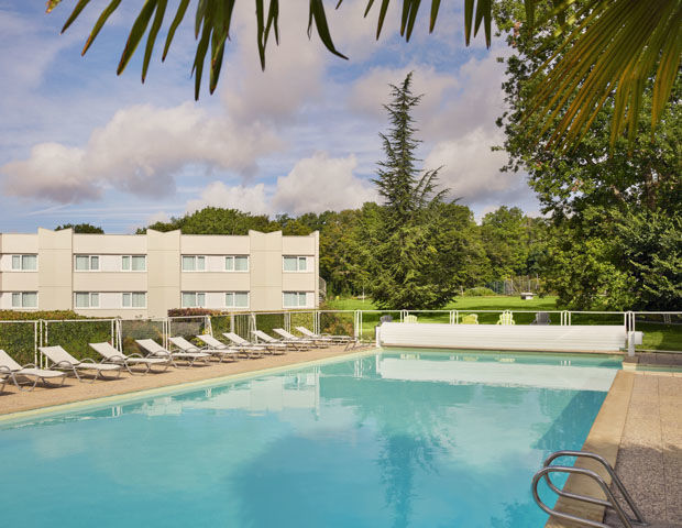 Novotel Fontainebleau Ury - Piscine exterieure