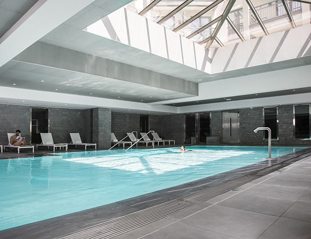 Relaxation en piscine - Relais Spa Val d’Europe
