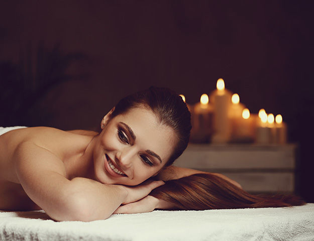 Le massage aux pierres chaudes en complément de votre cure spa - Renaissance Paris Hippodrome de Saint Cloud