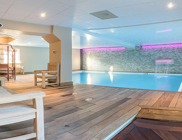 Relaxation en piscine - Résidence la Closerie Deauville