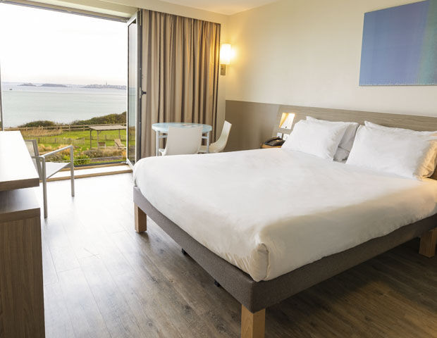 Emeria Dinard Hôtel Thalasso & Spa - Chambre classique vue partielle mer